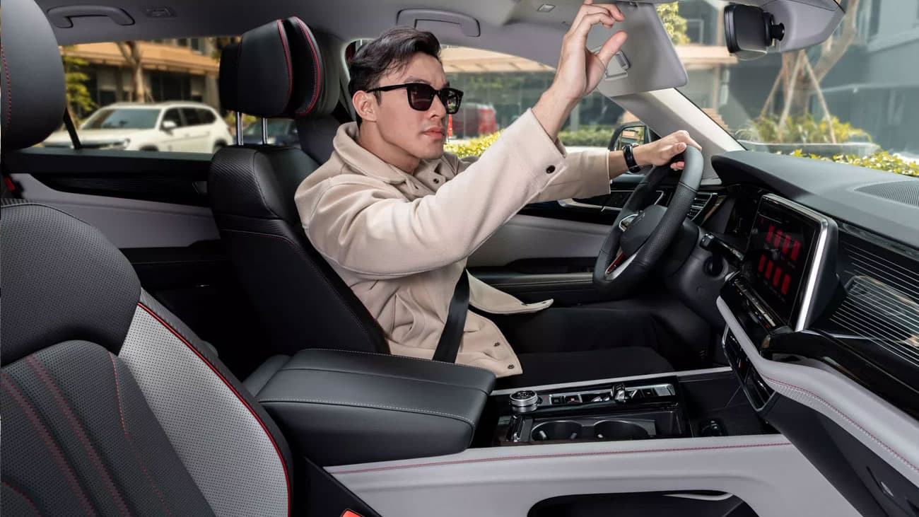 Cửa sổ trời toàn cảnh Panoramic Sunroof cho mỗi chuyến hành trình thêm
