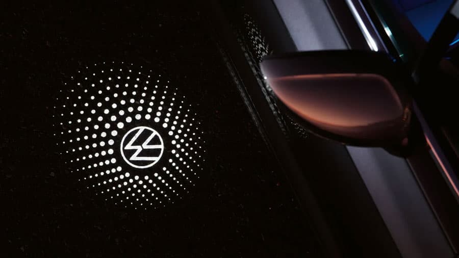 Đèn chiếu logo cửa xe tạo điểm nhấn ngoại thất rõ ràng, giúp tổng thể