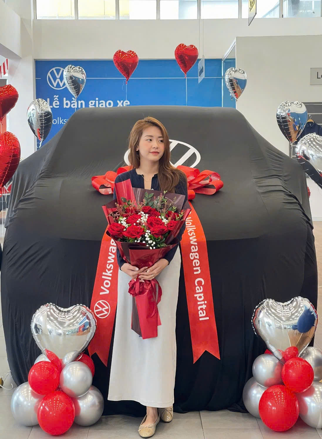 Khách hàng nhận xe Volkswagen Tiguan tại Hà Nội