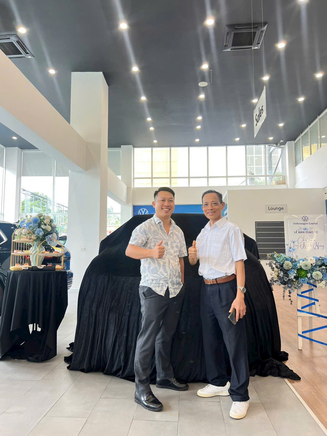 Khách hàng nhận xe Volkswagen Viloran