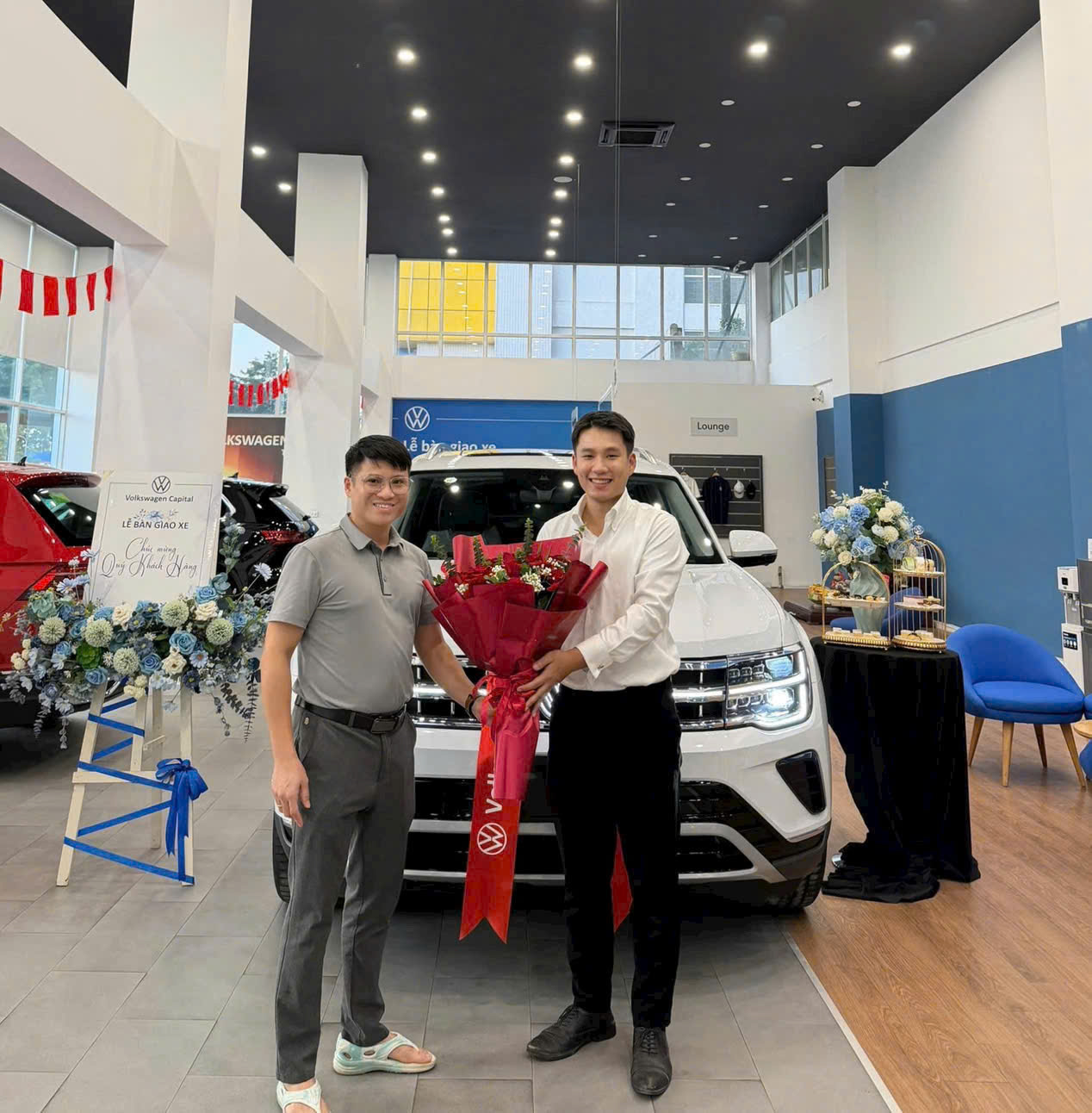 Khách hàng nhận xe Volkswagen tại showroom